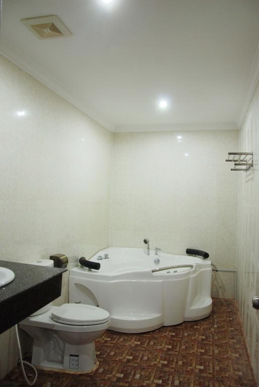 Emerald Bb Battambang Hotel מראה חיצוני תמונה
